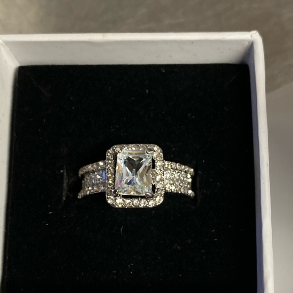 Beautiful Ring - Picture 2 of 9